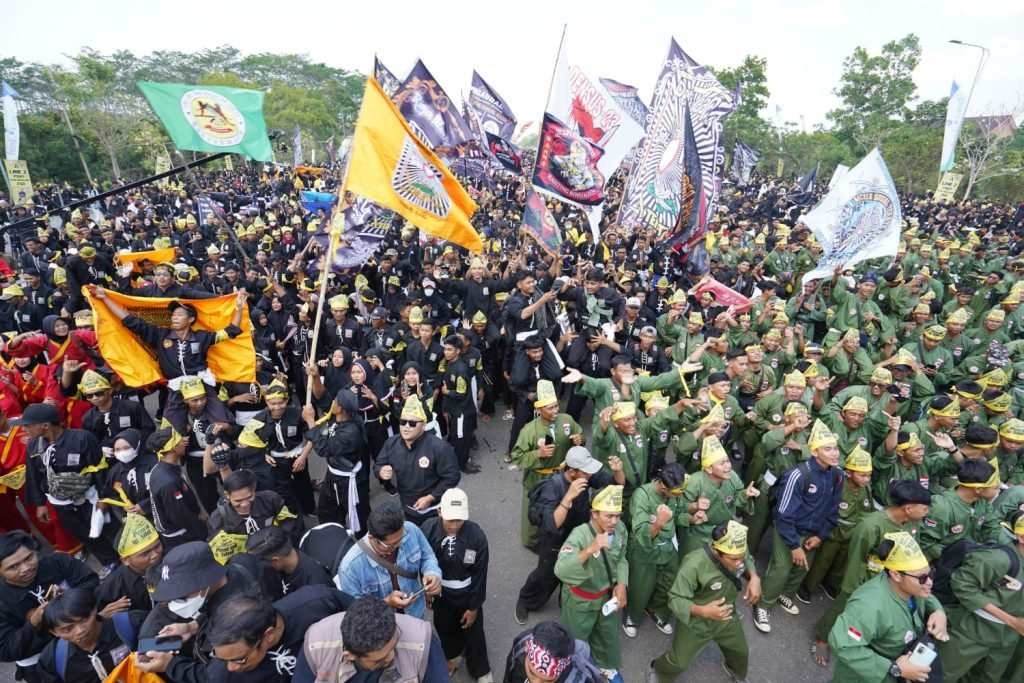 Pecahkan Rekor Muri Ribu Pesilat Padati Halaman Kantor Gubernur