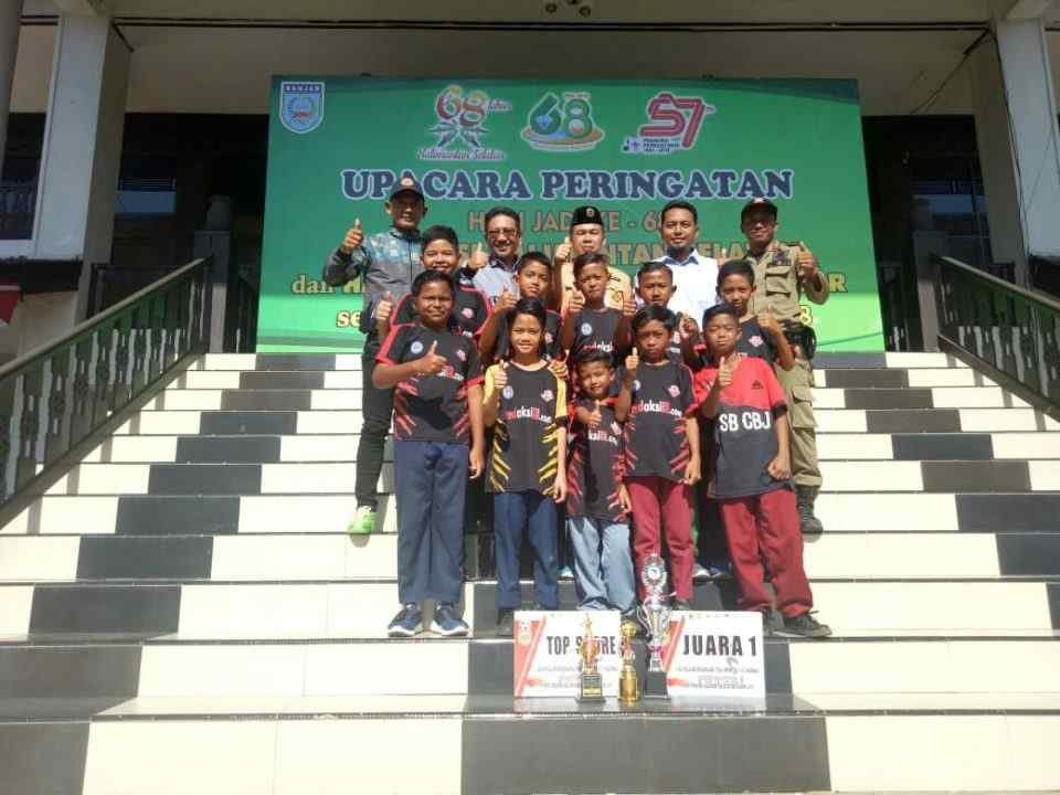 'Maradona' Dapat Piala Dari Bupati Banjar 2 IMG 20180816 WA0016