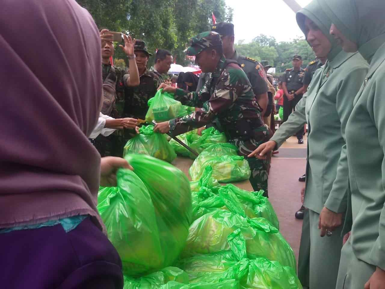 Warga “Serbu” Pasar Murah TMMD 2 WhatsApp Image 2018 11 14 at 09.27.08