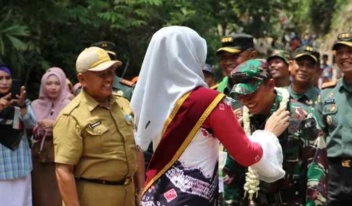 Disambut Angguk Kambang, Malingin Berterima Kasih 2 kalung bunga