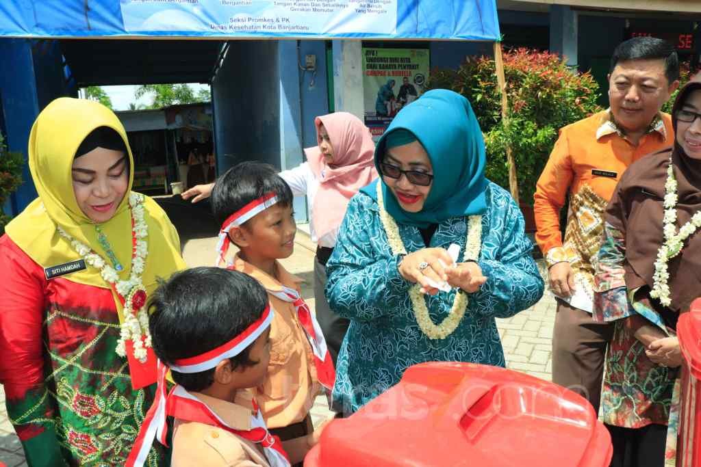 Ini Pesan Hj Ririen Nadjmi Adhani Kepada Para Guru dan Siswa 2 sabun3