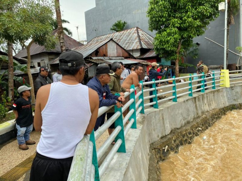 Nadjmi Adhani Walikota Banjarbaru Pantau Sungai Kemuning Sempat Meluap Akibat Hujan Deras