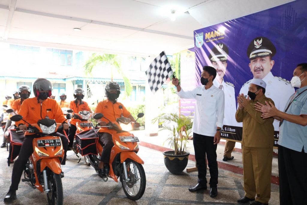 Bupati Banjar Saidi Mansyur lepas petugas pos saat peluncuran program inovasi Disdukcapil Tuntung Digawi Kami Kirim
