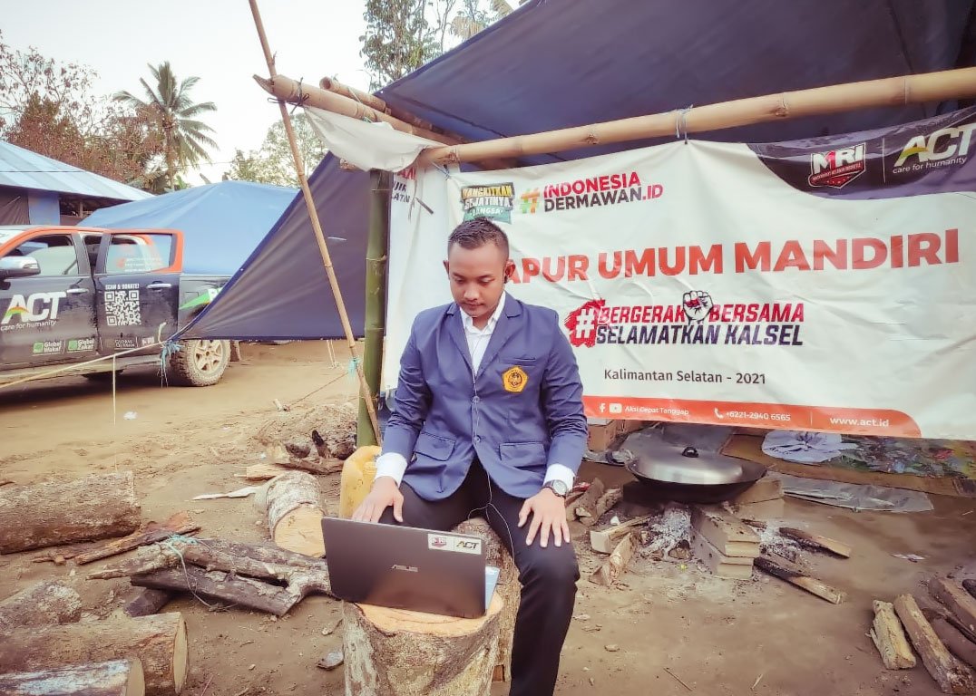 Ulil Amri menjalani yudisium di tengah misi kemanusiaan pasca banjir Kalsel.