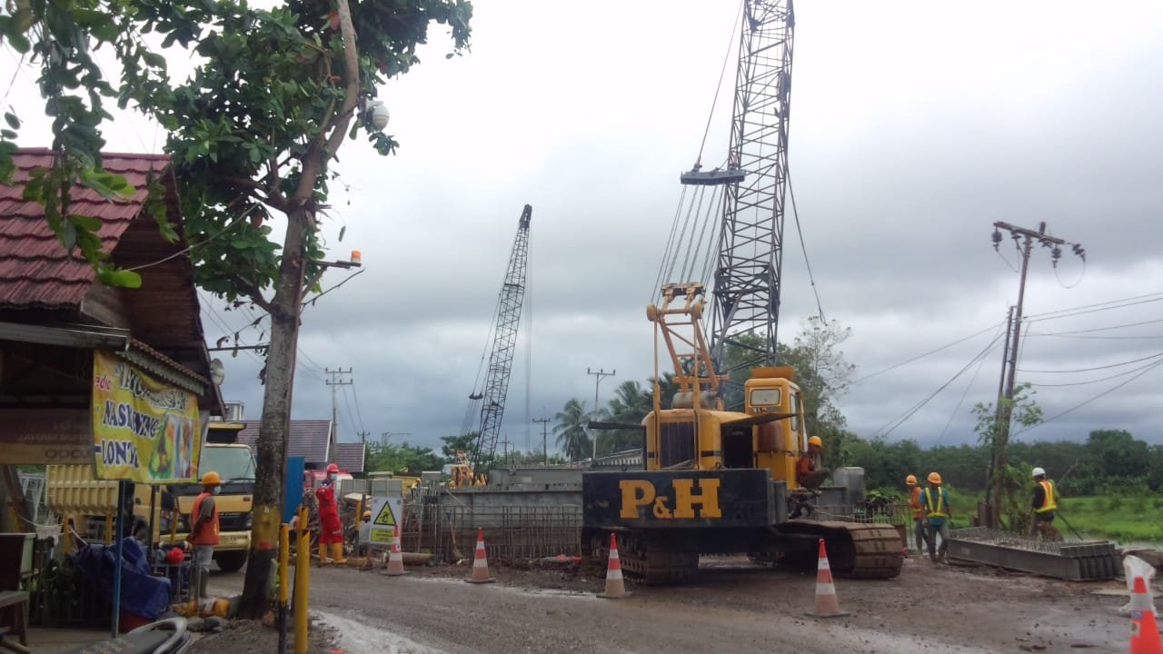 Jembatan Sungai Salim sudah memasuki tahapan konstruksi rangka baja yang ditangani oleh PT. Waskita Karya