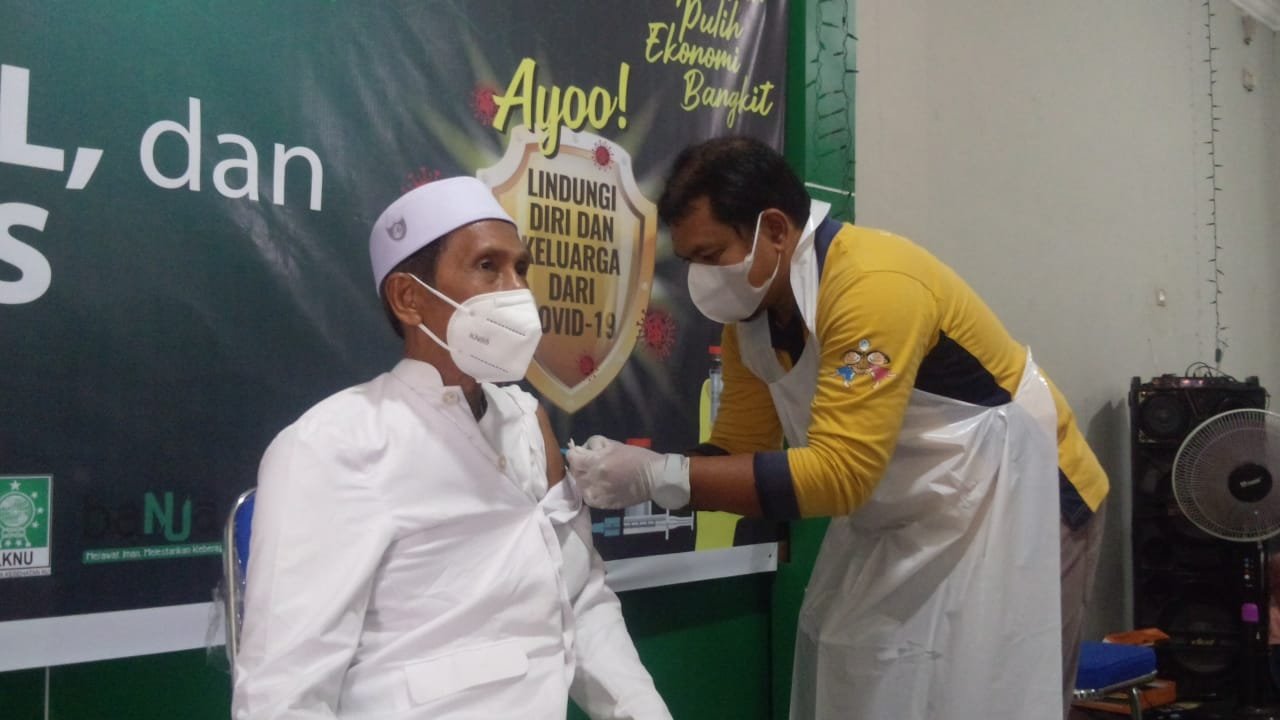 Ketua MUI Kabupaten Banjar sekaligus Rais Suriyah PNCU Banjar KH. Muhammad Husein sedang menjalani suntik vaksin