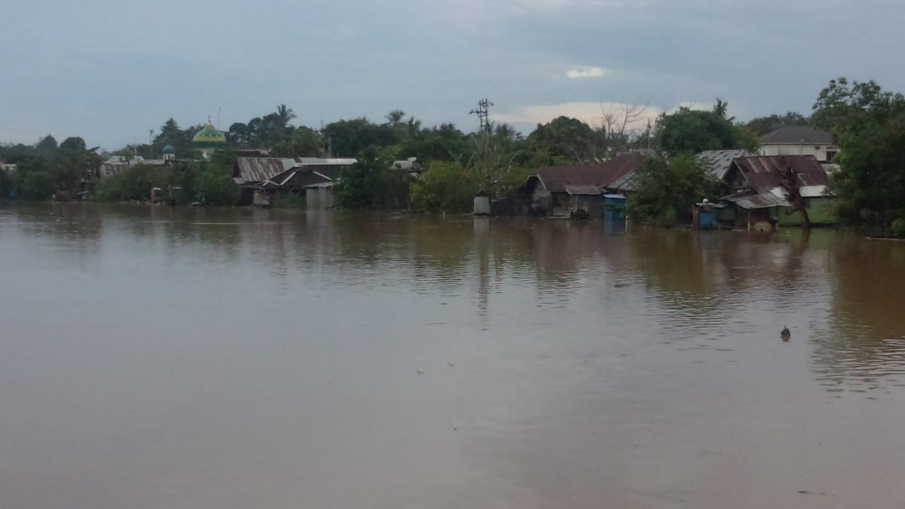 Pasca banjir besar pada Januari 2021 yang lalu permukaan air Sungai Martapura sempat naik turun membuat rumah warga yang ada di sekitar pinggir sungai terendam banjir