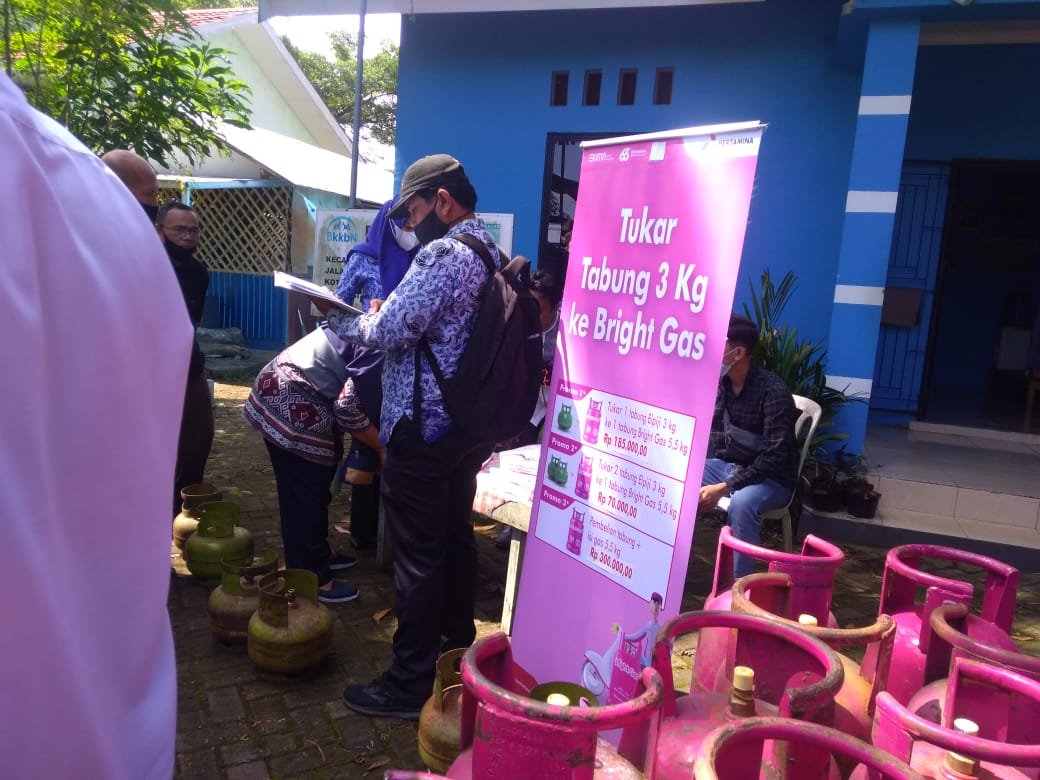Program pertukaran perdana tabung Liquified Petroleum Gas LPG 3Kg bersubsidi ke tabung LPG 55Kg untuk masyarakat berpenghasilan di atas 15 Juta Rupiah diselenggarakan Kecamatan Martapura