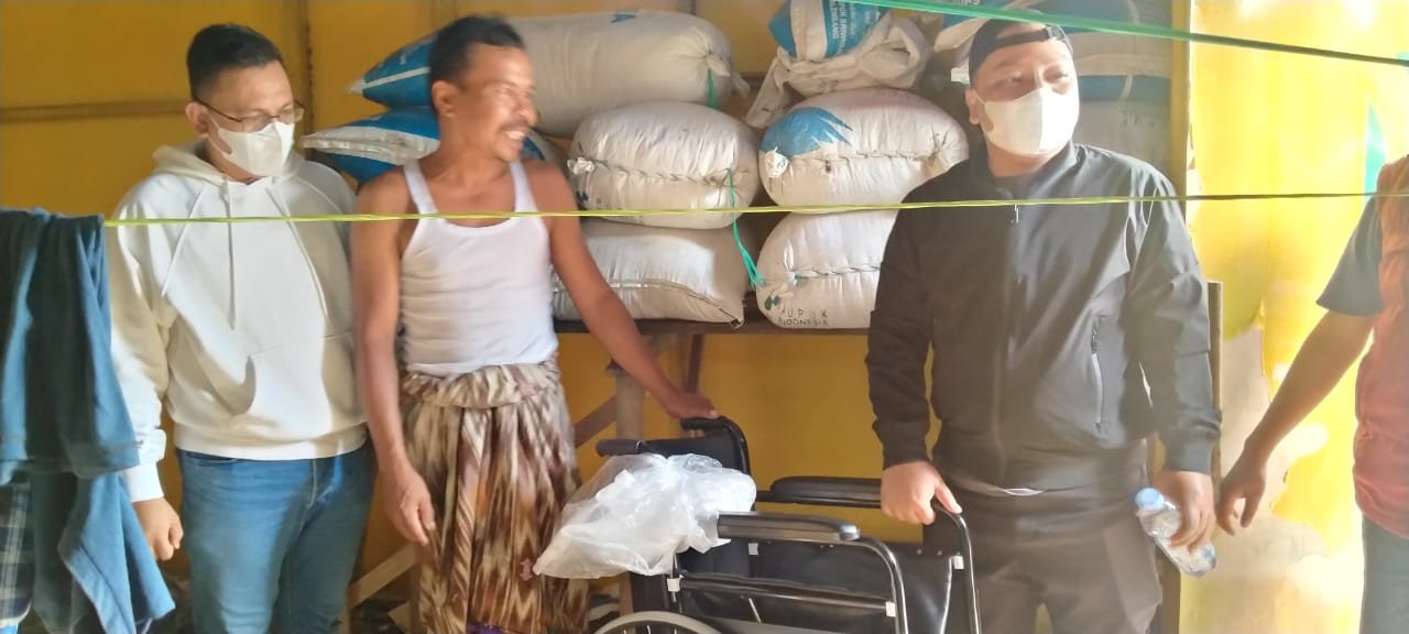 Tak hanya memantau dan menyerap aspirasi warga Desa Sungai Pinang Baru Rofiqi juga memberikan bantuan bagi salah satu warga yang menderita gizi buruk