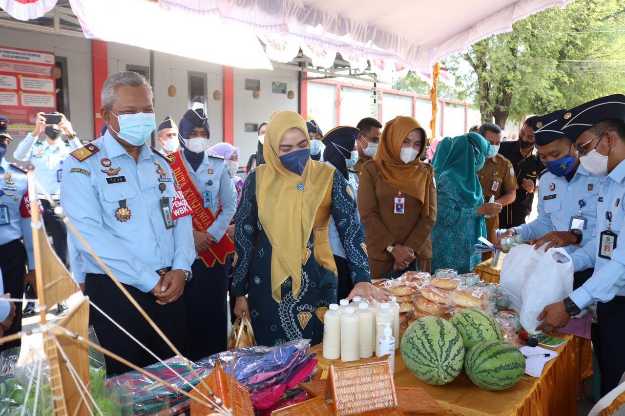 Kunjungi Prison Fair di Lapas Perempuan Martapura TP PKK Kabupaten Banjar borong takjil produksi warga binaan