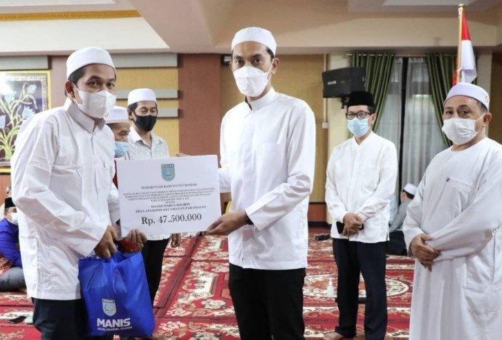 Saidi Mansyur serahkan bantuan bagi rumah ibadah di 20 desa se Kabupaten Banjar