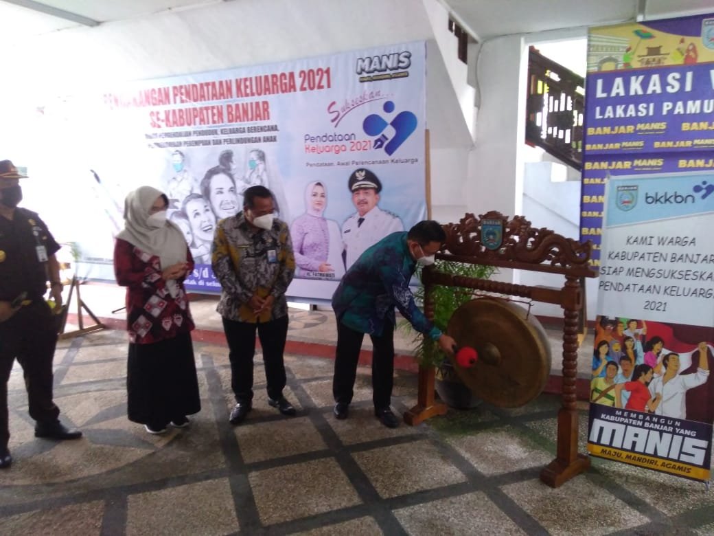 Sekda Banjar HM. Hilman memukul gong sebagai tanda dimulainya pelaksanaan Pendataan Keluarga Tahun 2021 yang dilaksanakan BKKBN