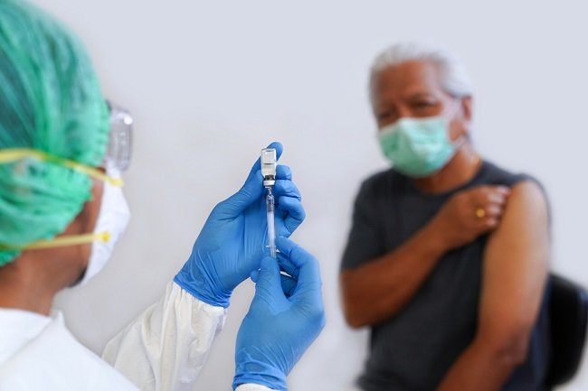 seputar vaksin covid 19 untuk lansia 0 alodokter