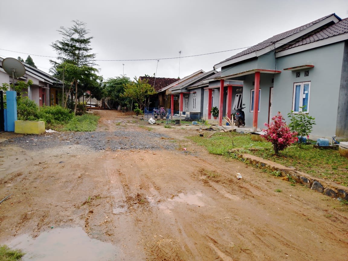 Karena tak memiliki drainase jalan yang berada di salah satu komplek yang ada di Desa Sungai Sipai ini selain digenangi air beberapa bagian juga tergerus aliran air hujan