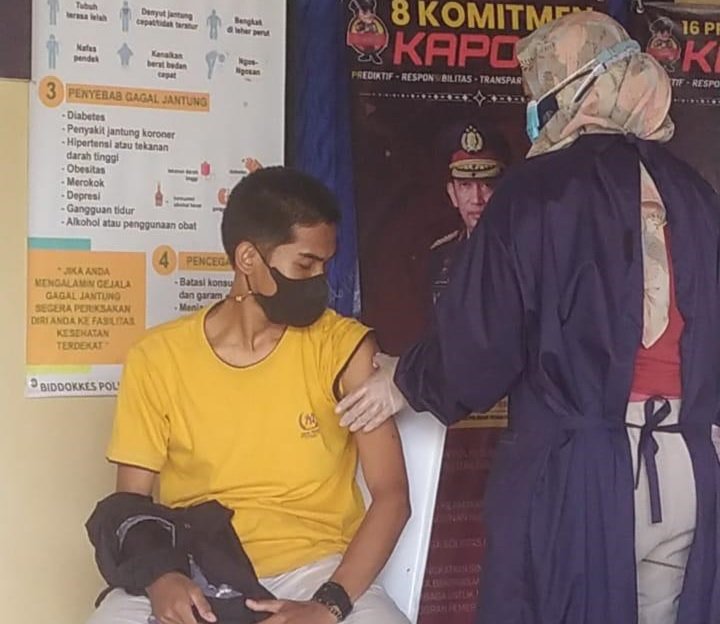 Ketua FKMKB Muhammad Rasyad saat sedang di vaksinasi di Polres Banjar