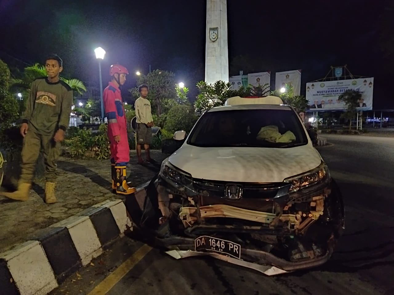 Honda CRV Terbalik Usai Tabrak Pohon Di Kawasan CBS Martapura Subuh ...