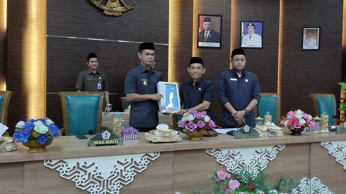 Wakil Bupati Barito Kuala H Rahmadian Noor saat menyampaikan Ranperda APBD 1