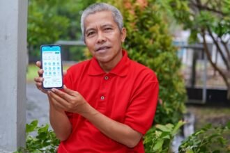 Jaiman, pengguna PLN Mobile yang sangat terbantu dengan kehadiran superapps tersebut. (Foto: Humas PLN UID Kalselteng)