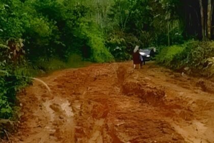 Kondisi jalan rusak di Desa Kahelaan Kecamatan Pengaron yang mengakibatkan pengantaran jenazah memakan waktu hingga 1,5 jam. Sabtu (04/02/2023). (Foto: tangkapan layar di instagram/@kalseltoday)