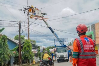 Ilustrasi petugas PLN melakukan pekerjaan keandalan kelistrikan. (Foto: Humas PLN UID Kalselteng)