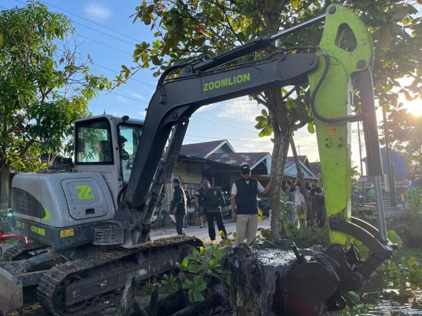 Paman Birin saat meninjau proses pengerukan aliran sungai di Jalan Prona 1 Kelurahan Pemurus Baru, Kota Banjarmasin. Selasa (13/06/2023). (Foto: Endy Pradana/Biro Adpim Pemprov Kasel).