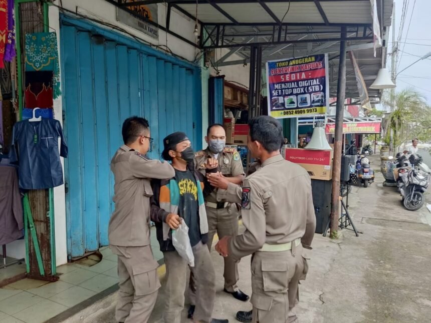 rang Dengan Ganguan Jiwa (ODGJ) membawa senjata tajam diamankan Anggota Sat Pol PP dan Damkar Kapuas di wilayah pertokoan pasar Jalan Jendral Sudirman Kota Kuala Kapuas, Senin (3/4/2023)