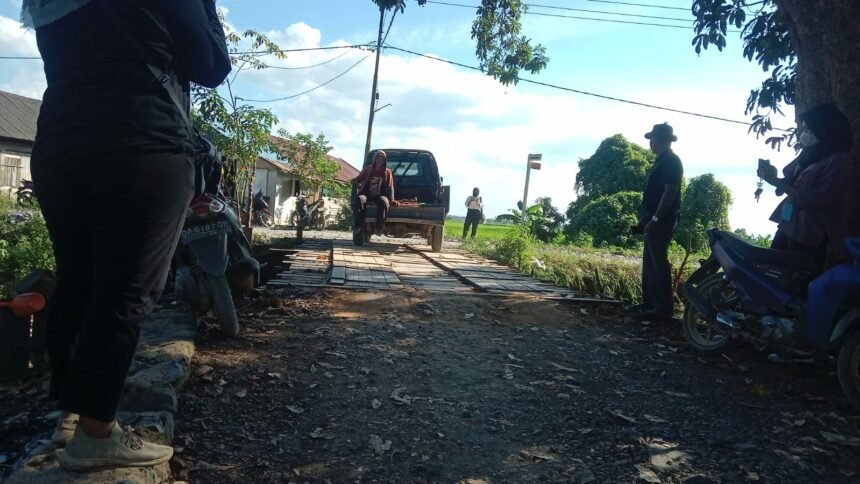 Jembatan yang akan dilakukan survei oleh PUPRP Kabupaten Banjar di Desa Munggu Raya (Foto : Heru)