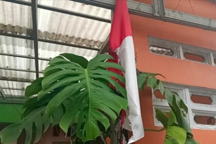 pelaku pembakaran bendera merah putih dan mobil di depok terekam cctv KK7OuSbNvM