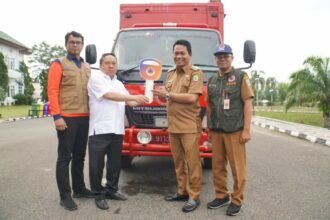 Anggota Komisi VIII DPR RI H Syaifullah Tamliha menyerahkan langsung satu unit bantuan mobil dapur umum dari Badan Nasional Penanggulangan Bencana BNPB kepada Bupati Balangan Abdul Hadi