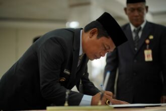 Bupati Balangan Abdul Hadi tanda tangani Surat Keputusan