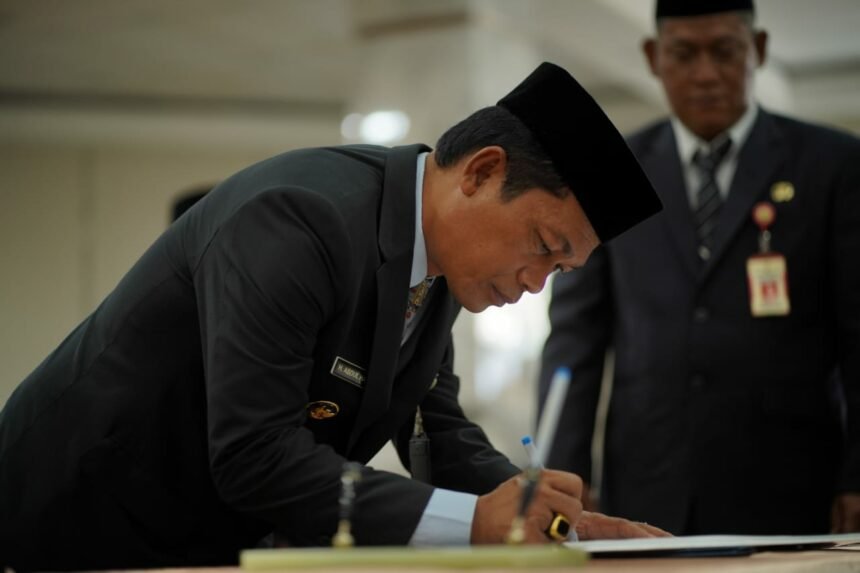 Bupati Balangan Abdul Hadi tanda tangani Surat Keputusan