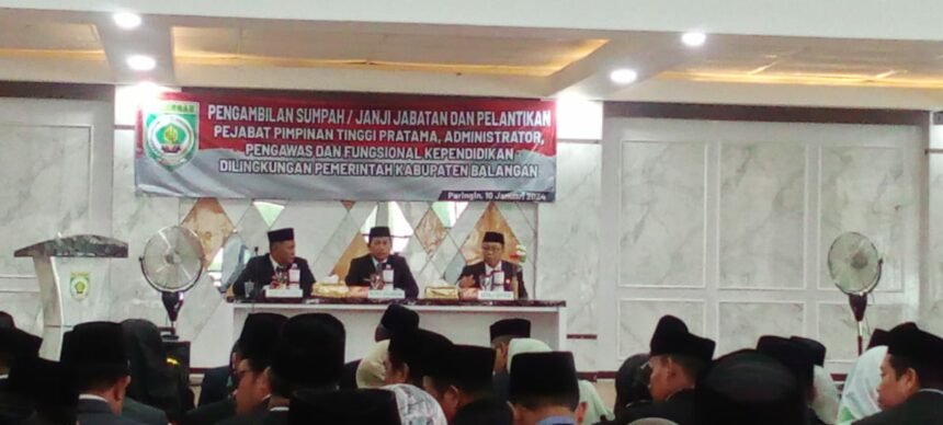 Bupati Balangan H Abdul Hadi menghadiri acara pelantikan Pejabat Pimpinan Tinggi Pratama dan Pejabat Administrator di lingkungan Pemerintah Kabupaten Balangan di Aula Mayang Maurai
