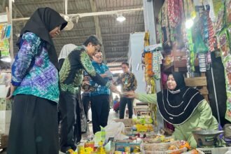 Diskominfosan berbelanja di Pasar Modern Adaro Kabupaten Balangan bentuk dukung inovasi Belanja Cil