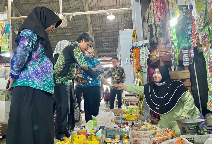 Diskominfosan berbelanja di Pasar Modern Adaro Kabupaten Balangan bentuk dukung inovasi Belanja Cil