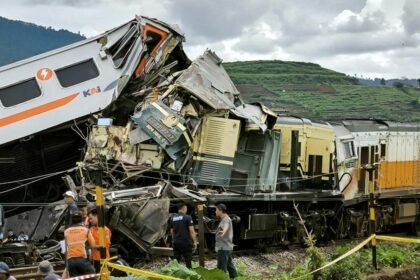 tabrakan ka turangga krl bandung raya di cicalengka 2 169