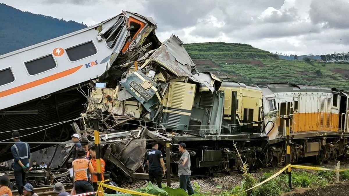 Tabrakan Kereta Api Ka Turangga Ka Bandung Raya Orang Meninggal Dunia Teras Com