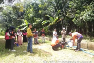 Tim BPBD Balangan saat memberikan materi sosialisasi dan praktek menggunakan alat kebencanaan