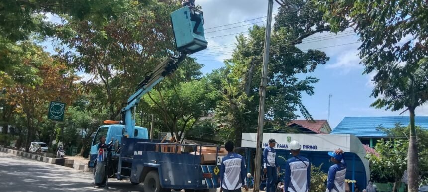 Tim PJU Dishub Balangan melakukan pemeliharaan dan perbaikan terhadap PJU median jalan A Yani