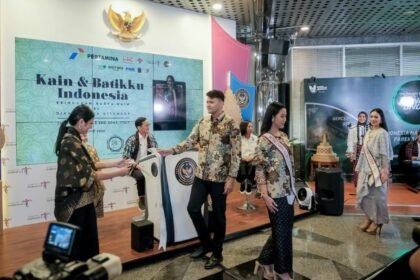 CAPTION Kemenparekraf Dukung Pagelaran batik di Italia
