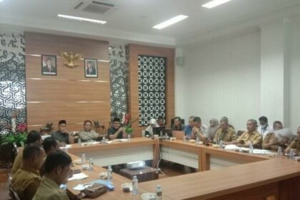 Anggota DPRD Kabupaten Barito Kuala Jauhar Arif memimpin rapat pembahasan RTRW