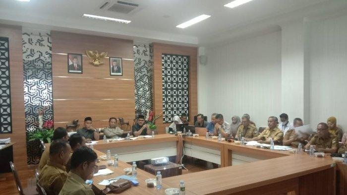 Anggota DPRD Kabupaten Barito Kuala Jauhar Arif memimpin rapat pembahasan RTRW