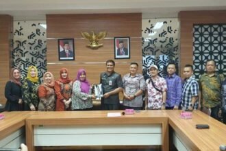 Rombongan DPRD Kabupaten Jombang berfoto bersama usai studi banding di DPRD Batola