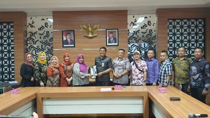 Rombongan DPRD Kabupaten Jombang berfoto bersama usai studi banding di DPRD Batola