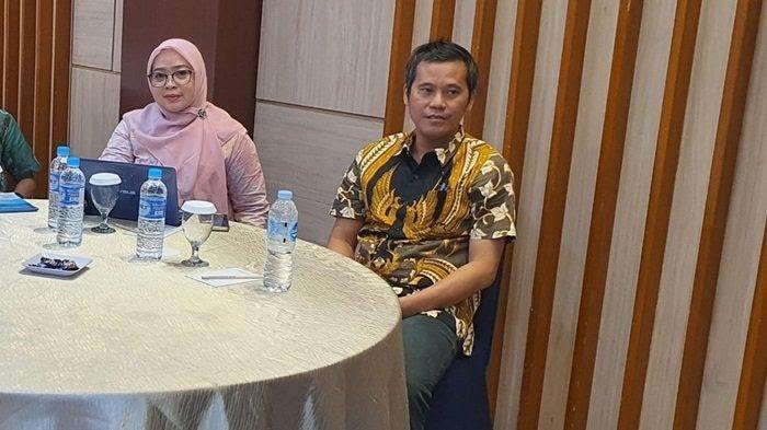 Dua utusan Sekretariat DPRD Kabupaten Barito Kualass