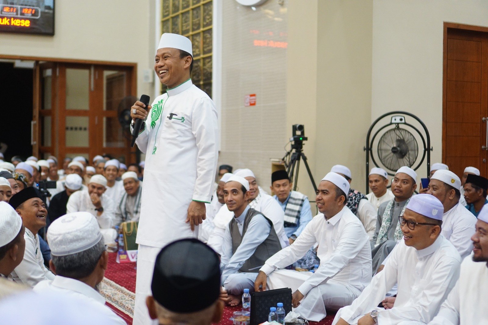 Ustaz Das'ad Latif Beri Hadiah untuk H. Fani dan Habib Taufan 2 dasad latif amanahi h fani 1