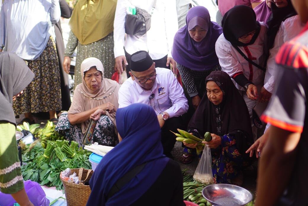 Komitmen Haji Fani - Habib Taufan Bangkitkan Sektor Ekonomi Masyarakat Tabalong 2 haji fani kunjungi pasar di desa habau 1