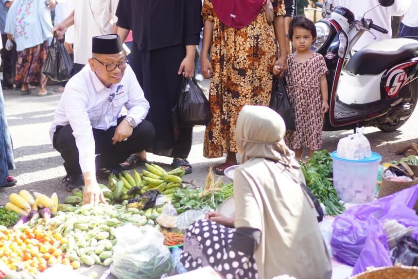 haji fani kunjungi pasar di desa habau 3