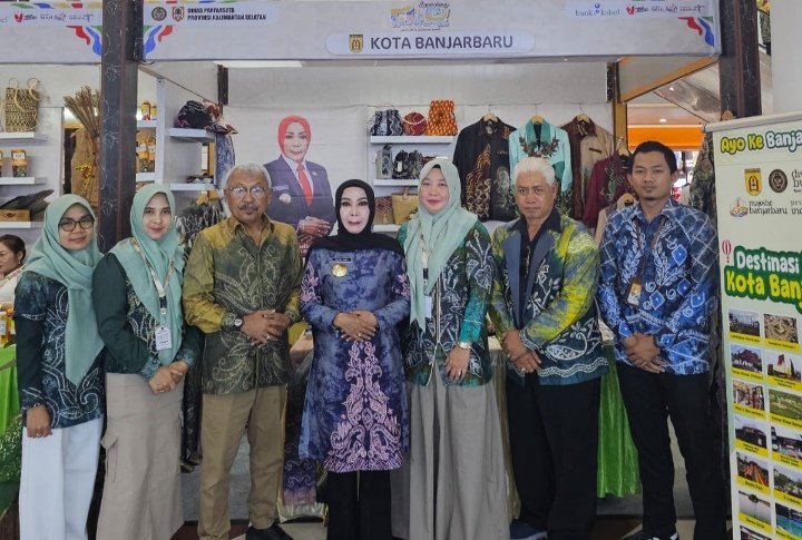 Bangga Hasil Karya Ekraf Banjarbaru, Pjs Walikota Rogoh Kocek Sendiri Beli Sasirangan Bordir 2 IMG 20241117 121619