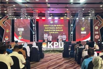 Pasangan Calon Bupati dan Wakil Bupati Banjar nomor urut 01, yakni H Saidi Mansyur dan H Said Idrus Alhabsyie tampil santai dan penuh percaya diri saat mengikuti debat pertama calon bupati dan wabup Banjar yang digelar KPU Kabupaten Banjar, Selasa (12/11/2024) malam. Foto: Ist