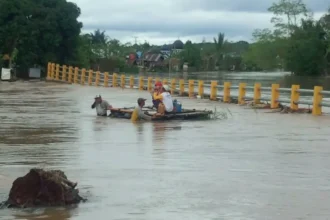 Penyeberangan rakit Desa Jati Baru ke Desa Astambul ini tidak mematok harga tertentu masyarakat membayar secara sukarela 750x536.jpeg